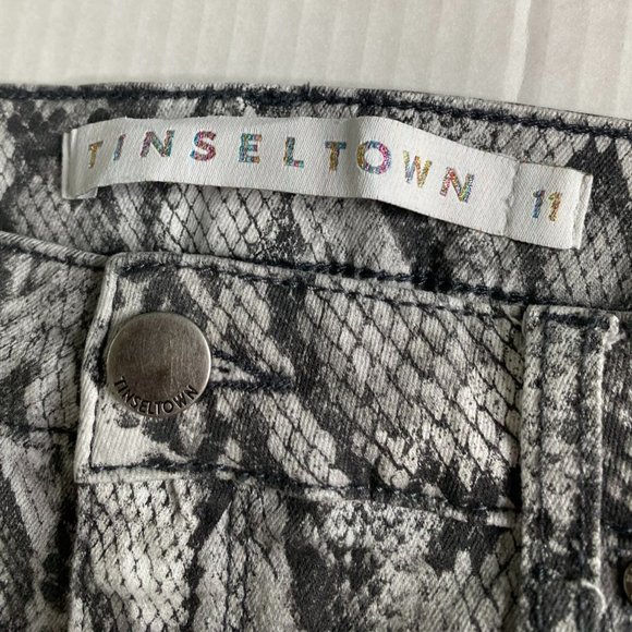 Tinseltown Junior Grey Snake Print 5-Pocket Stretch Slim Leg Jean Size 11 - Picture 3 of 10